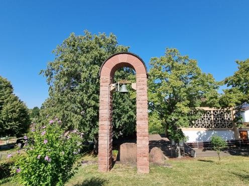 Friedhof Waldprechtsweier Glockenbogen klein