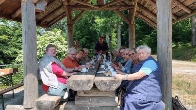 Seniorinnen und Senioren in der Hütte bei Malschauen