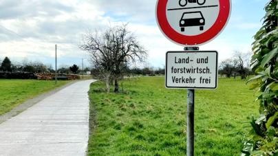 Landwirtschaftlicher Weg mit Beschilderung Durchfahrt verboten