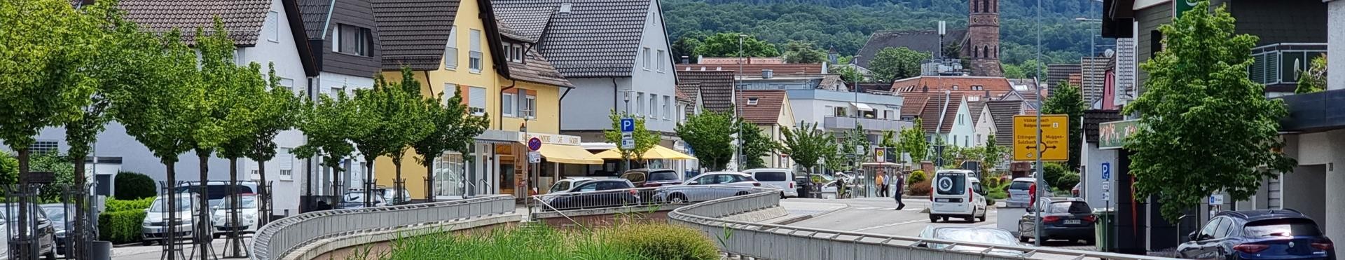 Ortskern mit Bachbett Ortskern mit Bachbett und Blick Richtung Kirche St. Cyriak
