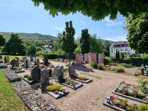 Friedhof Sulzbach Gräber und Stelen