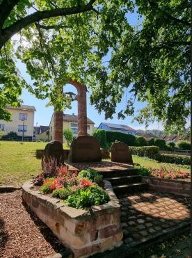 Friedhof Waldprechtsweier Gedenkstein