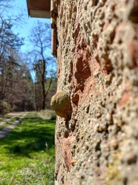 In einer Hütte verbauter Kugelsandstein