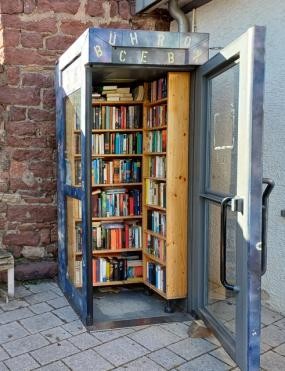 Öffentlicher Bücherschrank gegenüber Rathaus