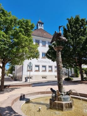 Rathaus Malsch mit Storchenbrunnen im Vordergrund