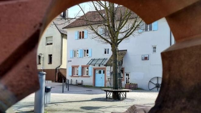 Stadtmühle in Malsch Stadtmühle in Malsch, durch Mühlrad fotografiert