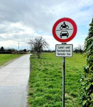 Landwirtschaftlicher Weg mit Beschilderung Durchfahrt verboten