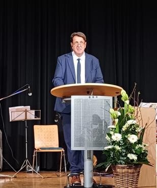 Bürgermeister Markus Bechler beim Neujahrsempfang 2025 am Rednerpult