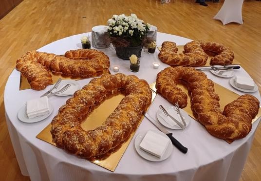 Neujahrs-"Brezel" in Form der Zahlen 2025