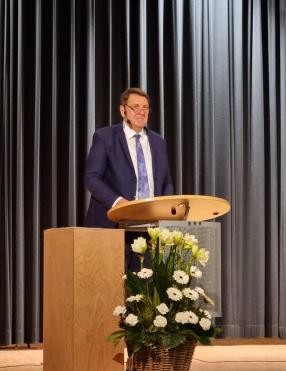 Bürgermeister Markus Bechler am Rednerpult beim Neujahrsempfang 2024