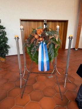Kranz zur Niederlegung für den Volkstrauertag in der Einsegnungshalle des Friedhofs Malsch