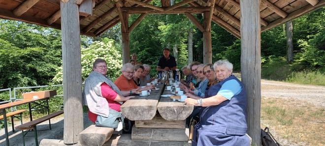 Seniorinnen und Senioren in der Hütte bei Malschauen