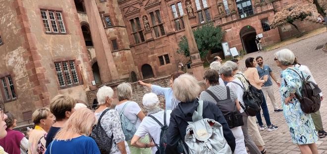 Senioren Malsch im Schlosshof des Schlosses Heidelberg