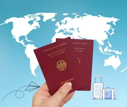 Reisepässe, vor eine Landkarte gehalten