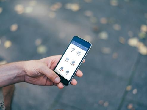 Hand mit einem Mobiltelefon