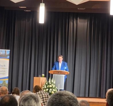 Bürgermeister Bechler am Rednerpult im Bürgerhaus Malsch