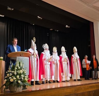 Das Team der Nikolausaktion der Kolpingsfamilie bei der Ehrung auf der Bühne