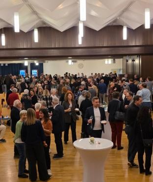 Blick in den Saal beim anschließenden Austausch im Bürgerhaus