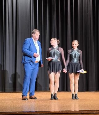 Die Glitzer-Girls nach Ihrem Auftritt auf der Bühne mit Bürgermeister Bechler