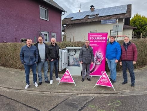 Vor-Ort Bild am Verteiler für Glasfaser mit Telekom mit sechs männlichen Personen