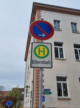 Bild des Schildes "Elternhalt" mit einem Parkverbotsschild