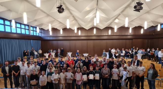 Gruppenbild der Geehrten am Ehrungsabend am 24.04.2026