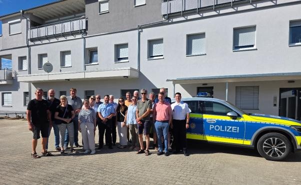 GeimeinderätInnen, OrtsvorsteherInnen sowie Bürgermeister, Architekt, und Polizeibeamte vor dem neuen Polizeiposten in Malsch