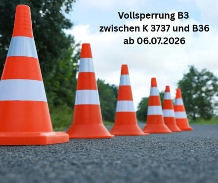 Straße mit rot-weiß gestreiften Warnhütchen